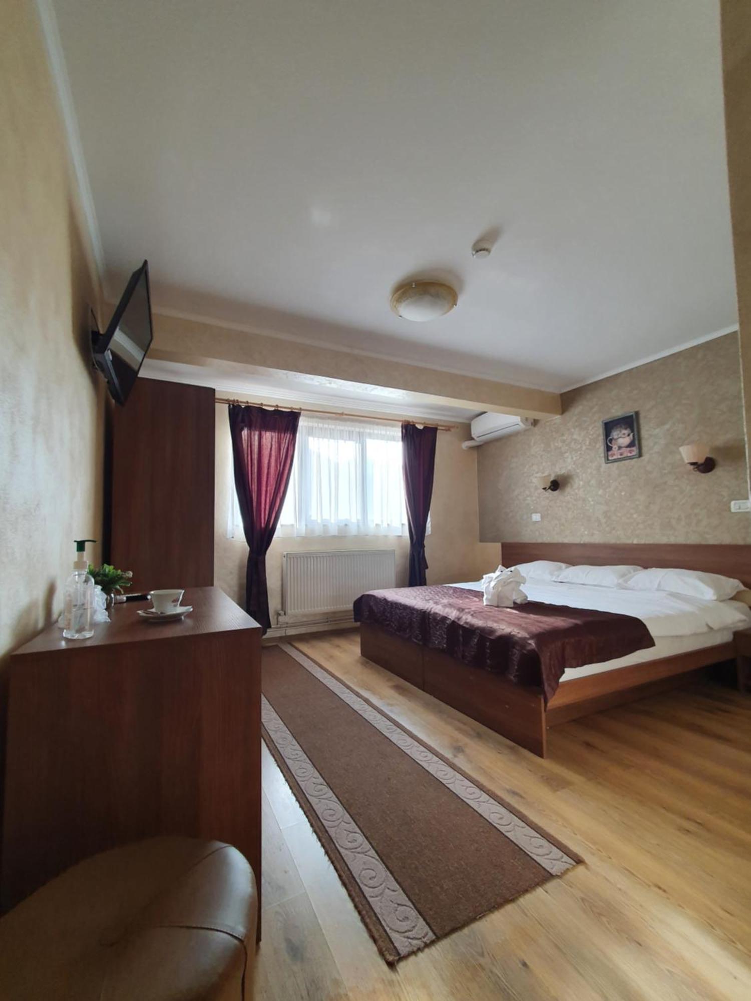 Efm Motel Brezoi Bilik gambar