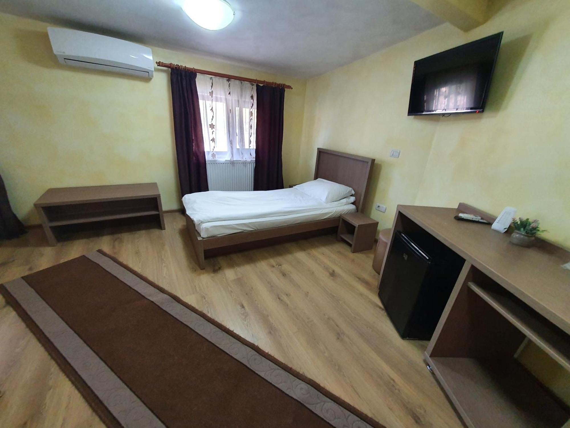 Efm Motel Brezoi Bilik gambar