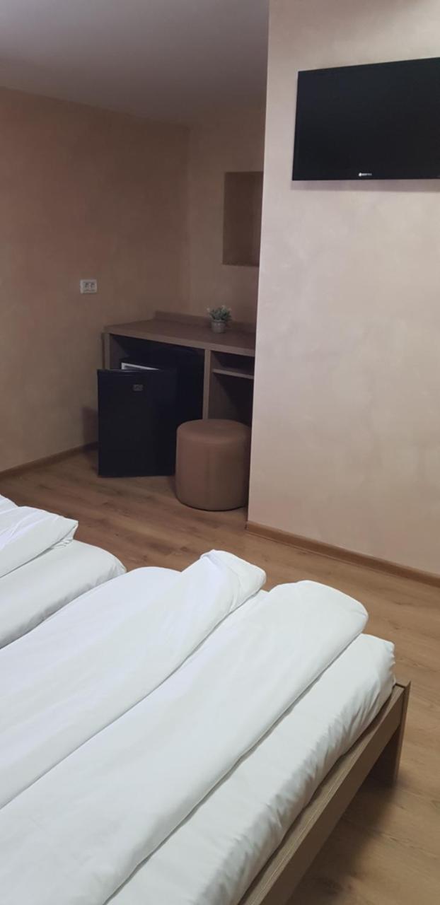 Efm Motel Brezoi Luaran gambar