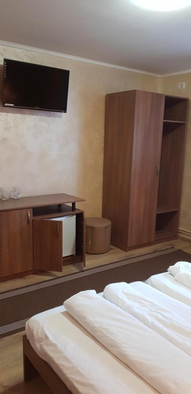 Efm Motel Brezoi Luaran gambar