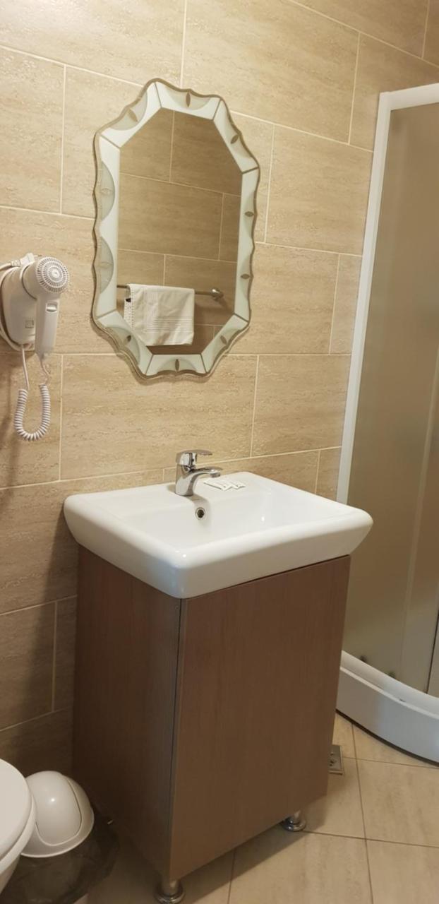 Efm Motel Brezoi Luaran gambar