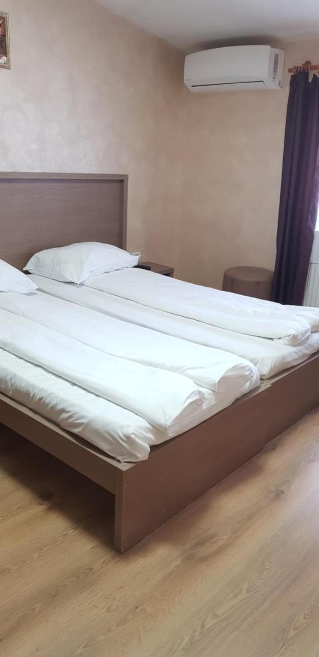 Efm Motel Brezoi Luaran gambar