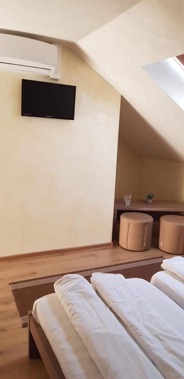 Efm Motel Brezoi Luaran gambar