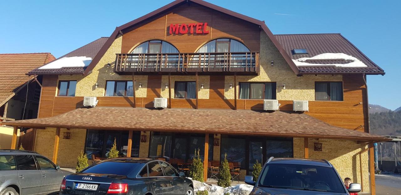Efm Motel Brezoi Luaran gambar