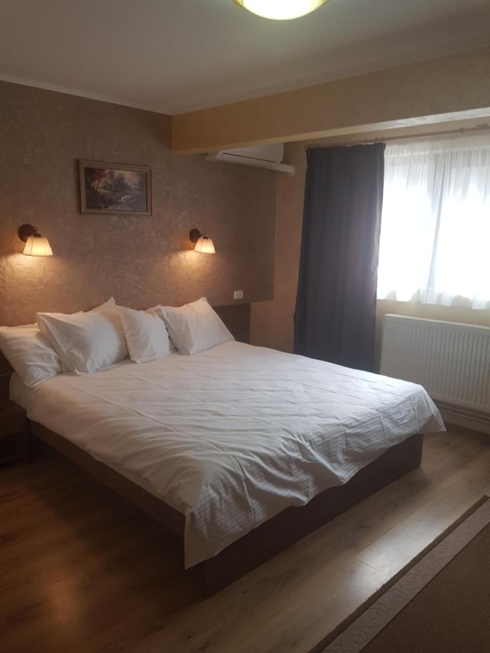 Efm Motel Brezoi Luaran gambar